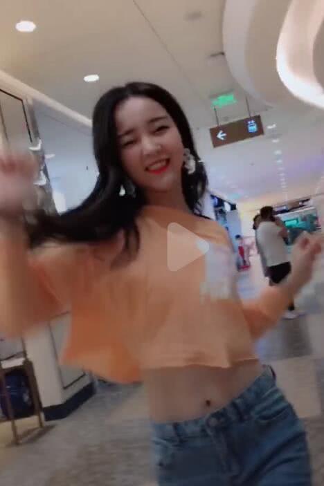 美女抖胸甩奶视频热舞,性感热舞引网友热议